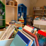 Vue de l'intérieur de la bibliothèque de Granier avec rangements et sièges