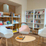Vue de l'intérieur de la bibliothèque de Granier avec rangements et sièges