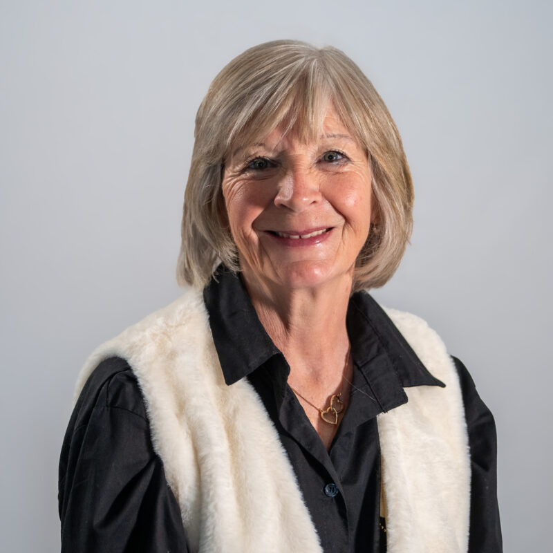 Sur un fauteuil en cuir noir repose une écharpe de Maire aux couleurs du drapeau français, bleu, blanc et rouge