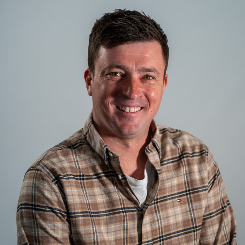 Sur un fauteuil en cuir noir repose une écharpe de Maire aux couleurs du drapeau français, bleu, blanc et rouge