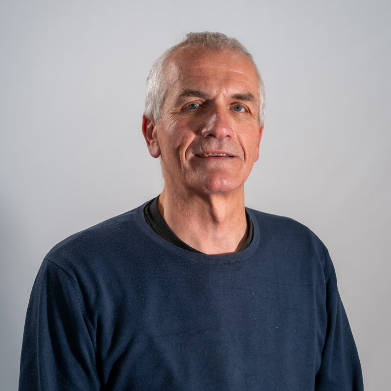 Sur un fauteuil en cuir noir repose une écharpe de Maire aux couleurs du drapeau français, bleu, blanc et rouge