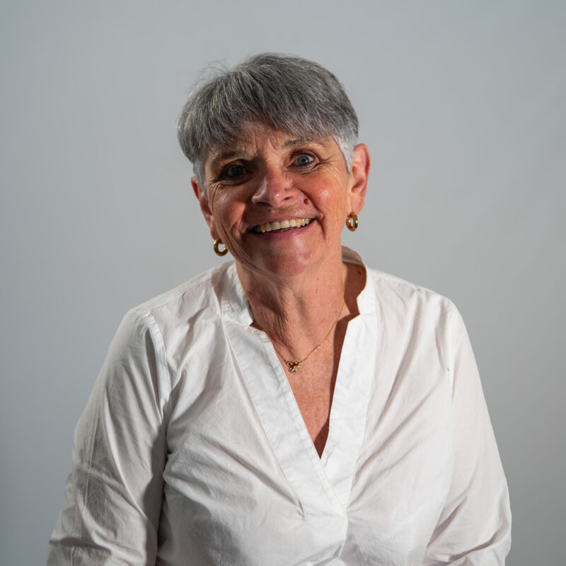 Sur un fauteuil en cuir noir repose une écharpe de Maire aux couleurs du drapeau français, bleu, blanc et rouge