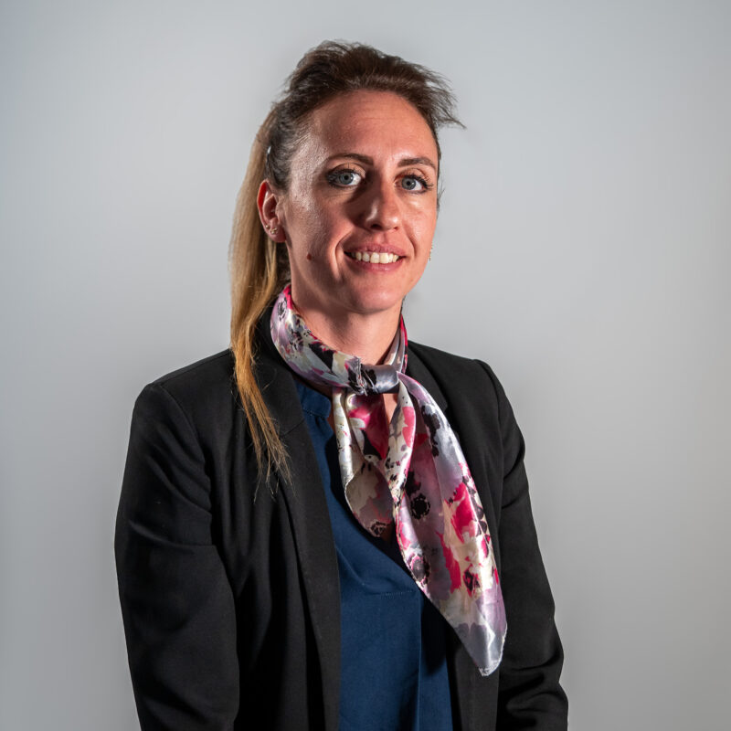 Sur un fauteuil en cuir noir repose une écharpe de Maire aux couleurs du drapeau français, bleu, blanc et rouge