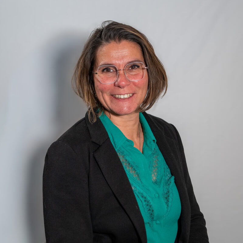 Sur un fauteuil en cuir noir repose une écharpe de Maire aux couleurs du drapeau français, bleu, blanc et rouge