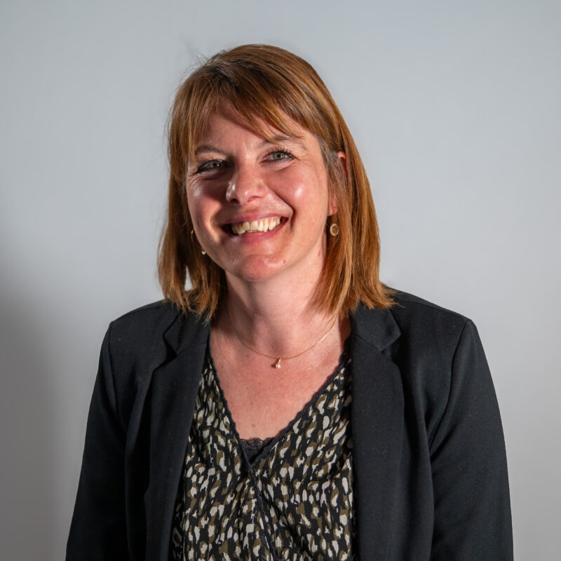 Sur un fauteuil en cuir noir repose une écharpe de Maire aux couleurs du drapeau français, bleu, blanc et rouge