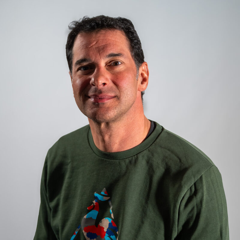 Sur un fauteuil en cuir noir repose une écharpe de Maire aux couleurs du drapeau français, bleu, blanc et rouge