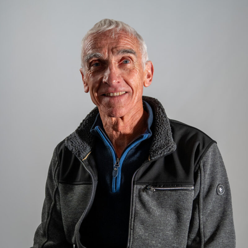 Sur un fauteuil en cuir noir repose une écharpe de Maire aux couleurs du drapeau français, bleu, blanc et rouge