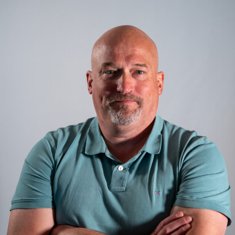 Sur un fauteuil en cuir noir repose une écharpe de Maire aux couleurs du drapeau français, bleu, blanc et rouge