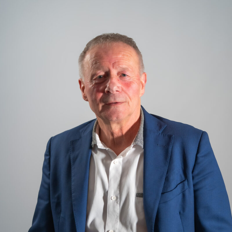 Sur un fauteuil en cuir noir repose une écharpe de Maire aux couleurs du drapeau français, bleu, blanc et rouge