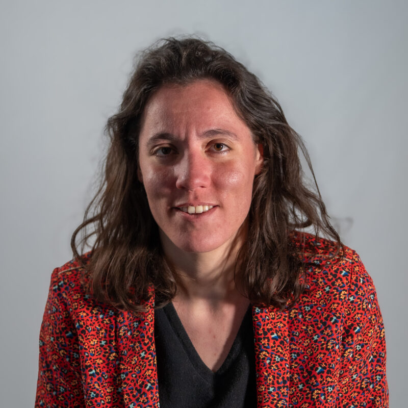 Sur un fauteuil en cuir noir repose une écharpe de Maire aux couleurs du drapeau français, bleu, blanc et rouge