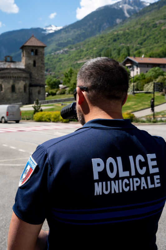 Policier municipal de dos