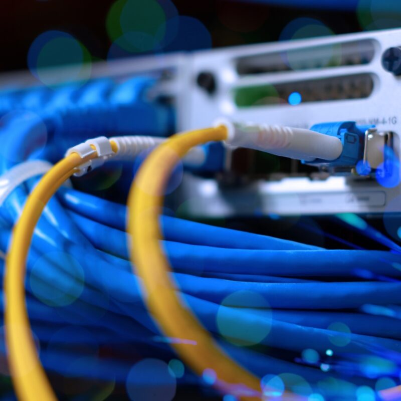 Gros plan sur un serveur fibre optique