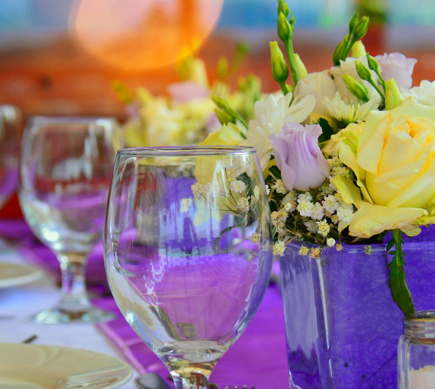 gros plan d'une table avec couvertes et fleurs